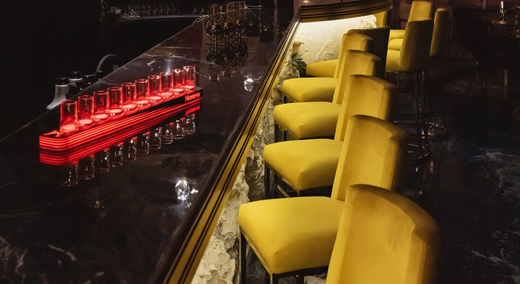 Bar avec chaises jaunes et verres à shooter