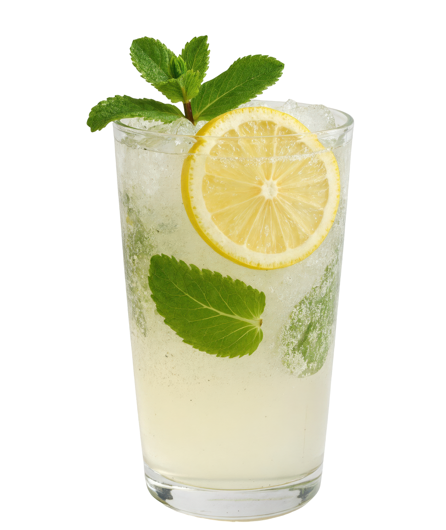 Verre de limonade pâle garni de feuilles de menthe et d'une tranche de citron.