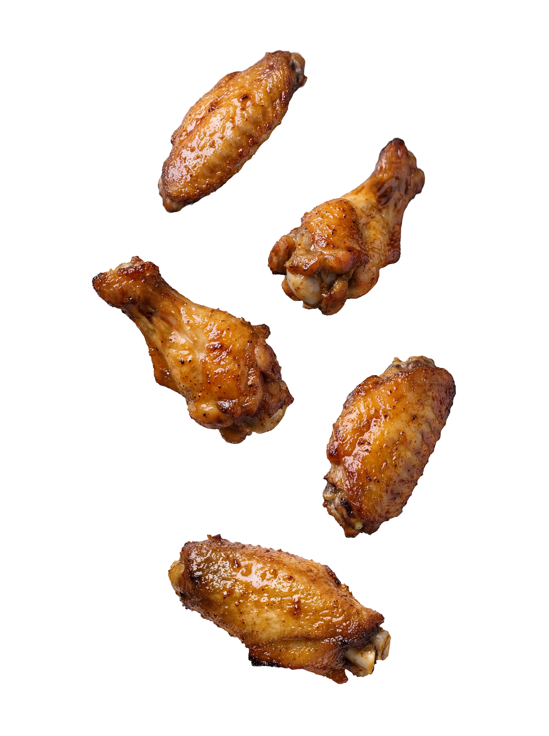 Cinq ailes de poulet croustillantes sur fond blanc.