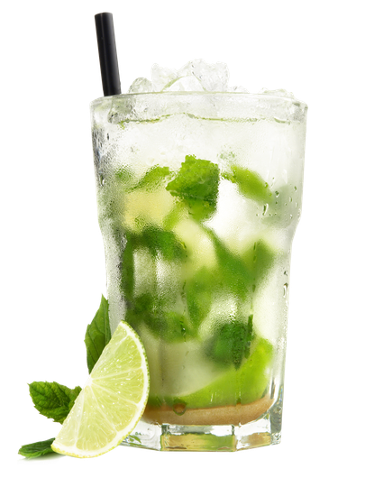 Mojito dans un verre avec menthe, citron vert, glace et paille noire sur fond blanc.