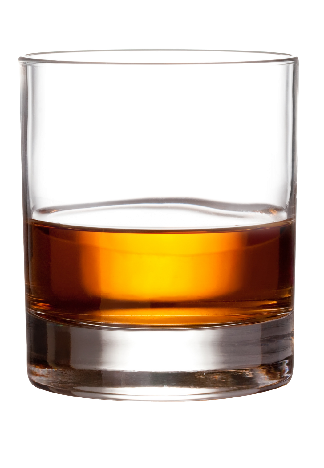 Un verre transparent de whisky ambré sur fond blanc