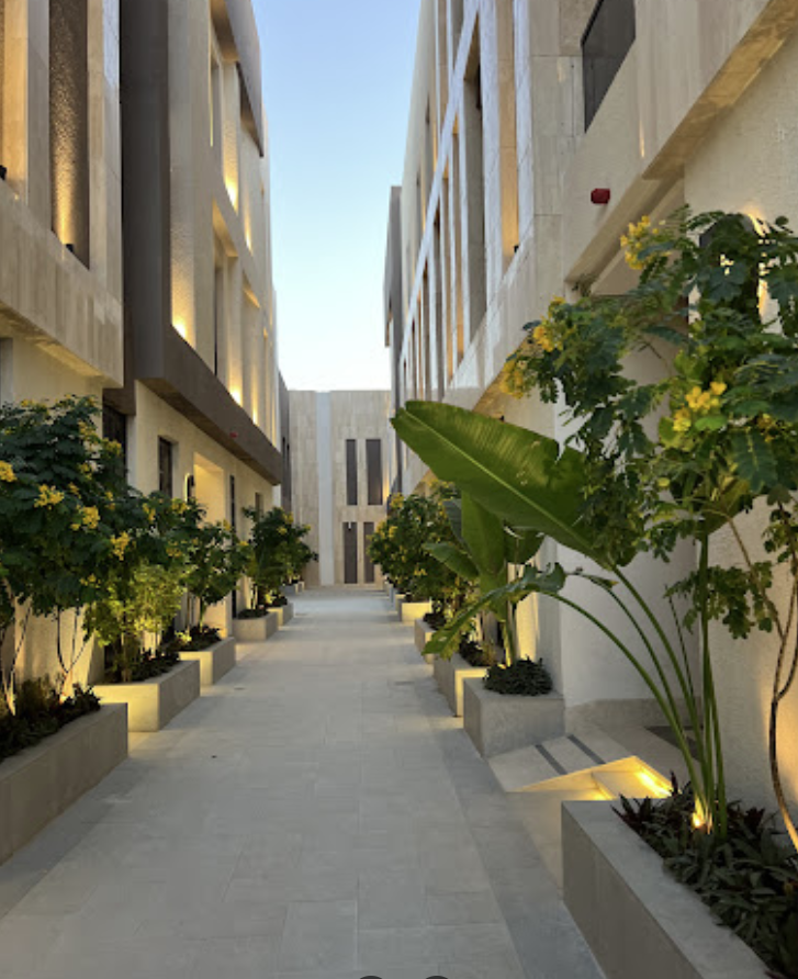 مجموعة من الصور تُظهر مشاريعنا الرخامية السابقة وعملاؤنا المميزين. تبرز هذه الصور جمالية الرخام والتصميمات المتنوعة التي قدمناها لعملائنا. نفخر بالعمل الذي قمنا به ونتطلع إلى خدمتكم بمشاريع مميزة وفريدة.