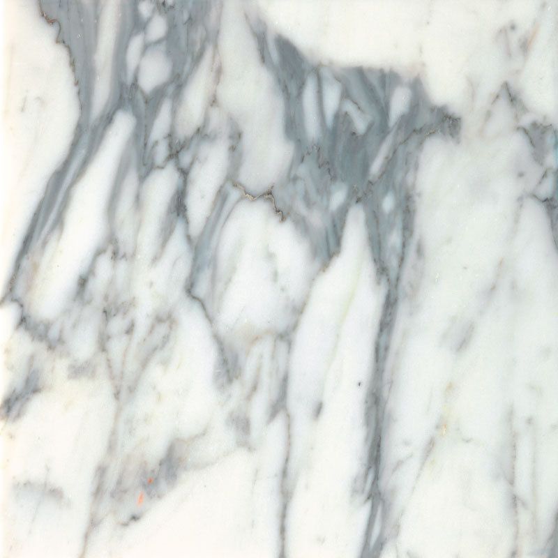 قطعة من الرخام الطبيعي تظهر تفاصيلها الجميلة والملمس الفريد. يتميز الرخام بألوانه المتنوعة والعروق الطبيعية التي تضيف لمسة أنيقة وفاخرة إلى أي مكان. يُستخدم الرخام في تصميمات الديكور الداخلي والخارجي، بما في ذلك الأرضيات والحواف والمشبات والديكورات الجدارية والعديد من التطبيقات الأخرى. يتميز الرخام بمتانته وجماليته، مما يجعله خيارًا مثاليًا للمشاريع الفنية والبنائية