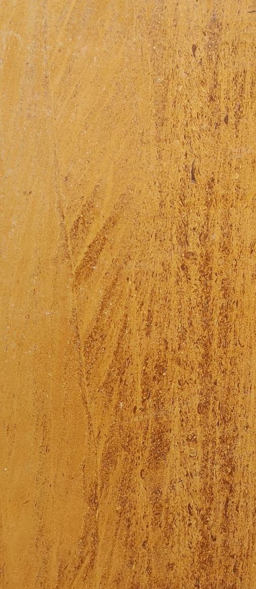 قطعة من الرخام الطبيعي تظهر تفاصيلها الجميلة والملمس الفريد. يتميز الرخام بألوانه المتنوعة والعروق الطبيعية التي تضيف لمسة أنيقة وفاخرة إلى أي مكان. يُستخدم الرخام في تصميمات الديكور الداخلي والخارجي، بما في ذلك الأرضيات والحواف والمشبات والديكورات الجدارية والعديد من التطبيقات الأخرى. يتميز الرخام بمتانته وجماليته، مما يجعله خيارًا مثاليًا للمشاريع الفنية والبنائية