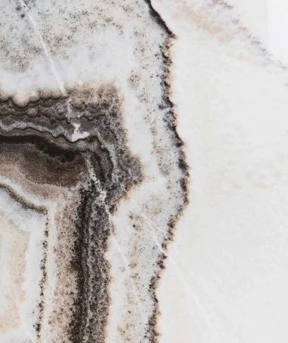 قطعة من الرخام الطبيعي تظهر تفاصيلها الجميلة والملمس الفريد. يتميز الرخام بألوانه المتنوعة والعروق الطبيعية التي تضيف لمسة أنيقة وفاخرة إلى أي مكان. يُستخدم الرخام في تصميمات الديكور الداخلي والخارجي، بما في ذلك الأرضيات والحواف والمشبات والديكورات الجدارية والعديد من التطبيقات الأخرى. يتميز الرخام بمتانته وجماليته، مما يجعله خيارًا مثاليًا للمشاريع الفنية والبنائية