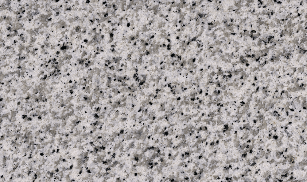 قطعة من الرخام الطبيعي تظهر تفاصيلها الجميلة والملمس الفريد. يتميز الرخام بألوانه المتنوعة والعروق الطبيعية التي تضيف لمسة أنيقة وفاخرة إلى أي مكان. يُستخدم الرخام في تصميمات الديكور الداخلي والخارجي، بما في ذلك الأرضيات والحواف والمشبات والديكورات الجدارية والعديد من التطبيقات الأخرى. يتميز الرخام بمتانته وجماليته، مما يجعله خيارًا مثاليًا للمشاريع الفنية والبنائية