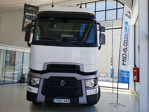 Un camión blanco está estacionado en una sala de exposición.
