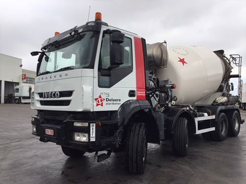 Un camión hormigonera está estacionado en un estacionamiento.