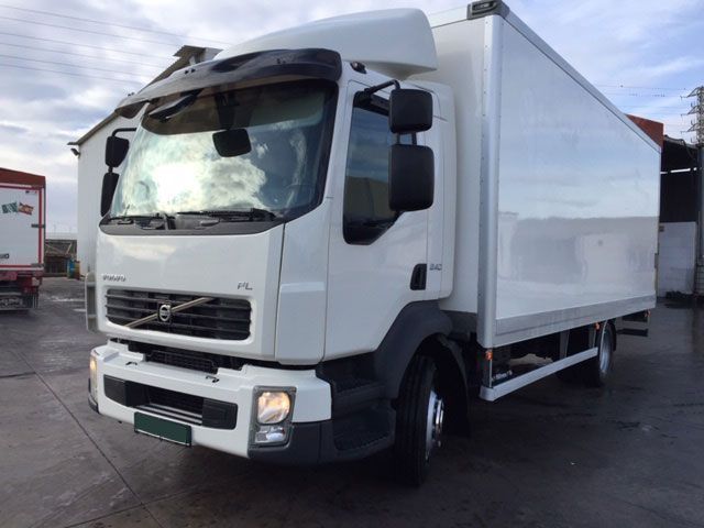 Un camión Volvo blanco está estacionado en un estacionamiento.
