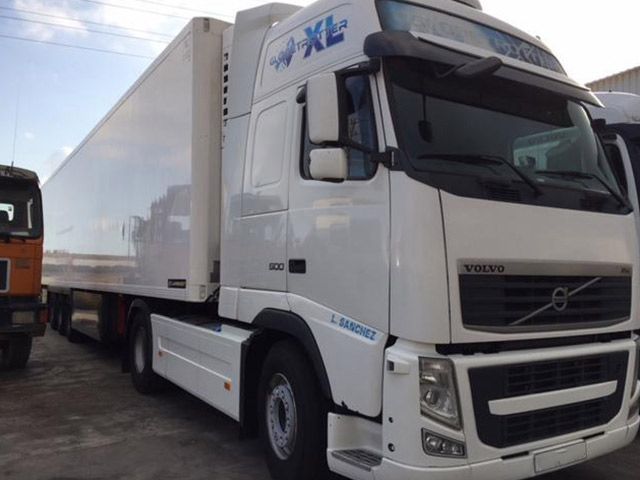 Un camión blanco con la palabra XL en el costado.