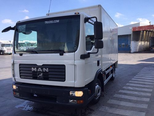 Un camión de un hombre blanco está estacionado en un estacionamiento.