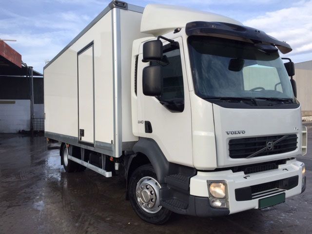 Un camión Volvo blanco está estacionado en un estacionamiento.
