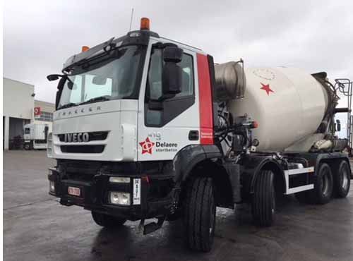 Un camión hormigonera está estacionado en un estacionamiento.