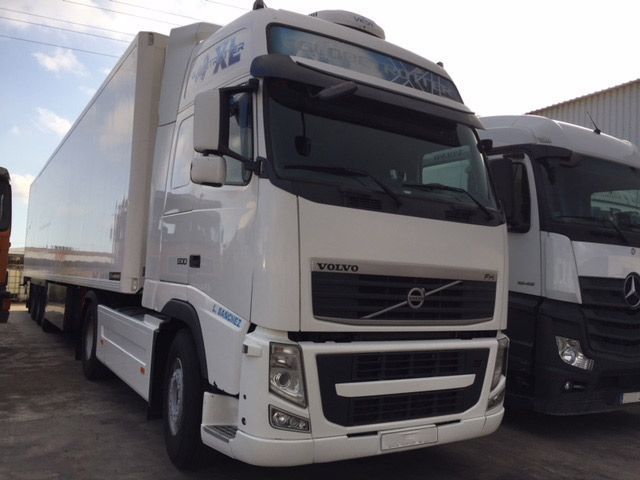 Un camión Volvo está estacionado al lado de un camión Mercedes.