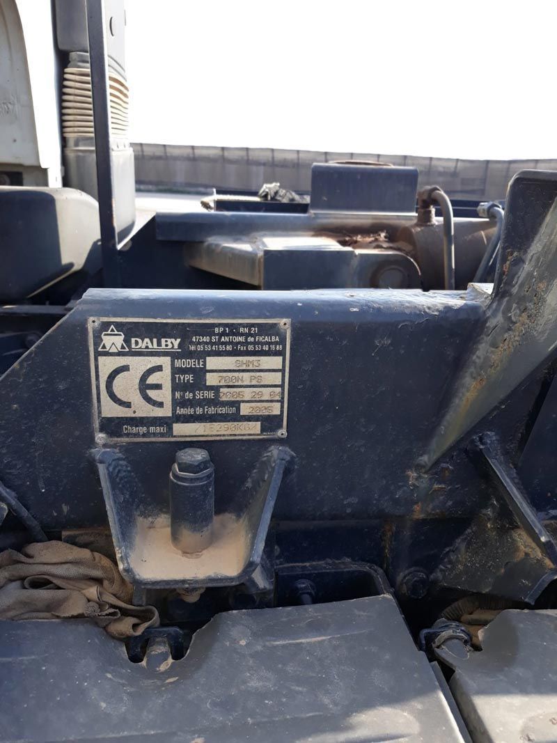 Un primer plano de una máquina con una etiqueta CE.