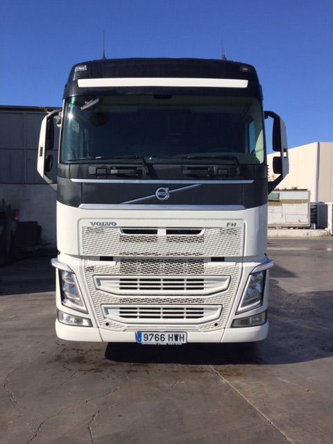 Un camión Volvo blanco está estacionado en un estacionamiento.