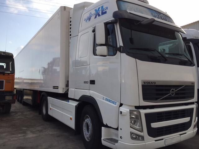 Un camión blanco con la palabra XL en el costado.