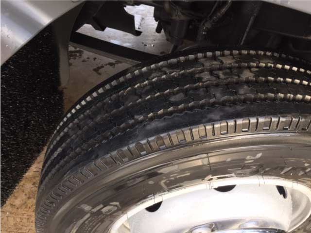 Un primer plano de un neumático con una llanta blanca.