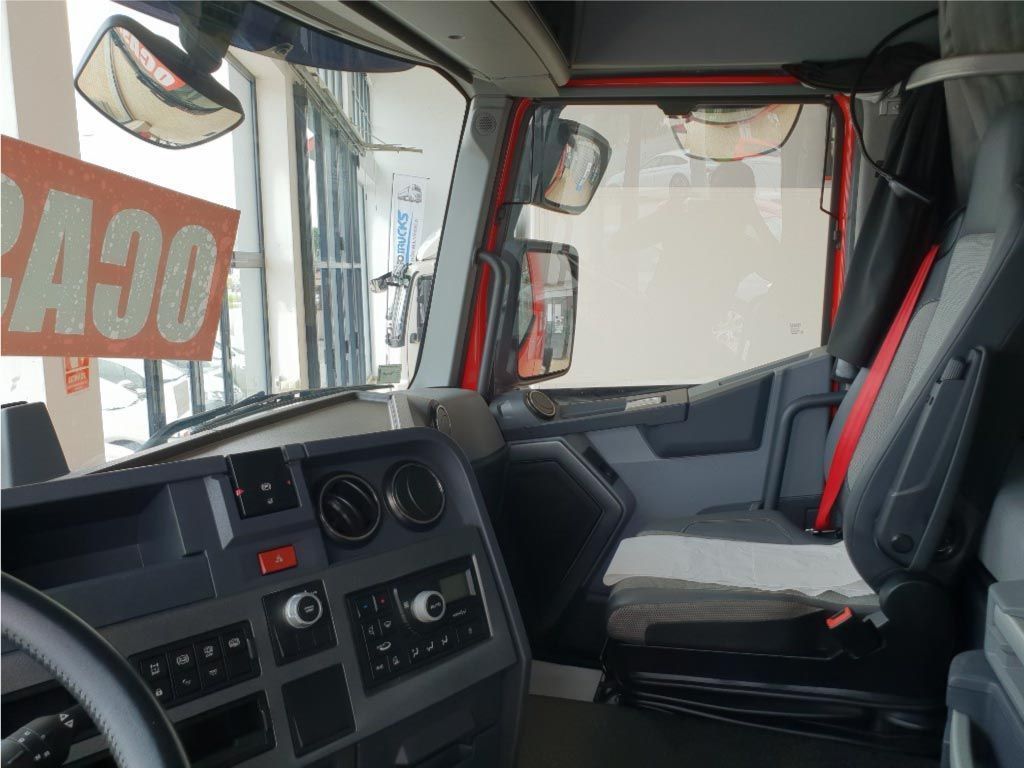 El interior de un camión con un cartel al fondo que dice carga.