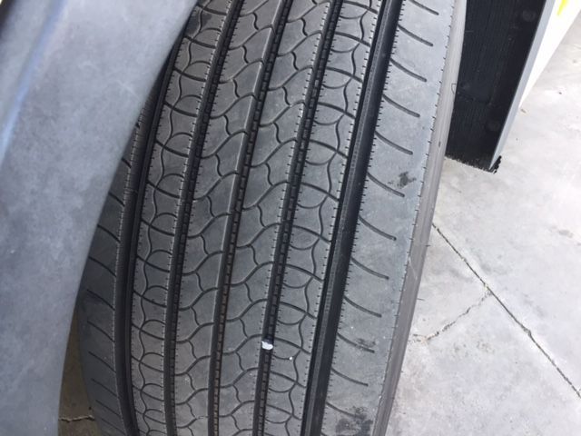 Un primer plano de un neumático con un agujero.