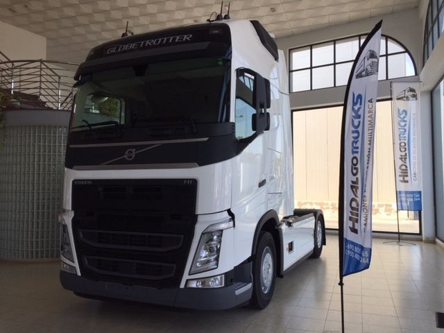 Un camión Volvo blanco está estacionado en una sala de exposición.