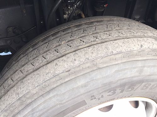 Un primer plano de un neumático de un camión.