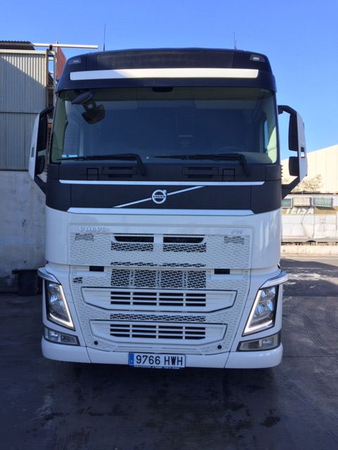 Un camión Volvo blanco está estacionado en un estacionamiento.