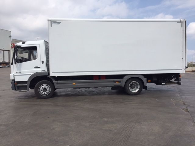 Un camión blanco está estacionado en un estacionamiento.