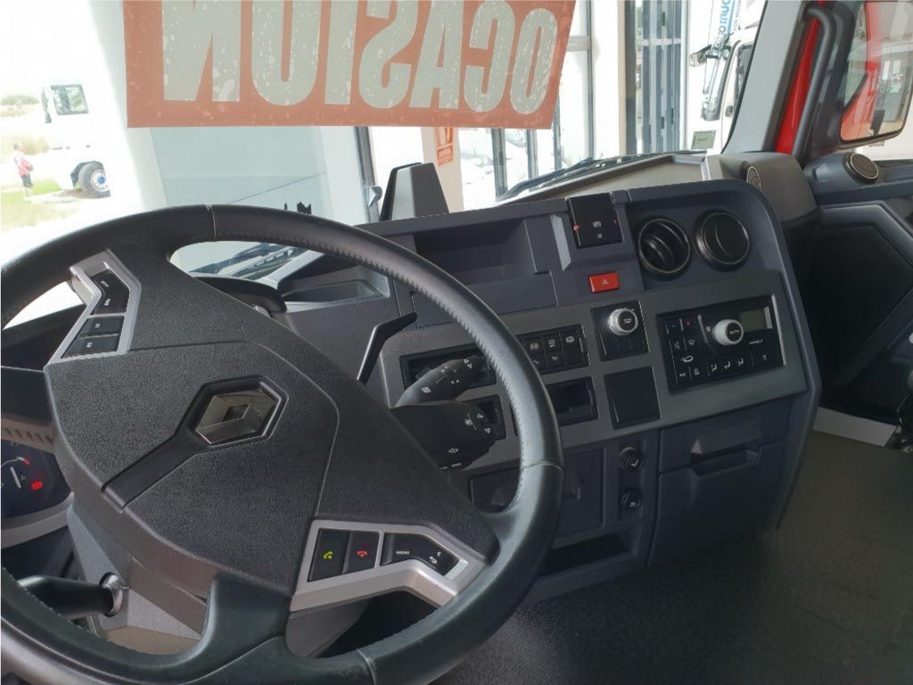 Un volante y un tablero de un camión con un cartel que dice muiz430