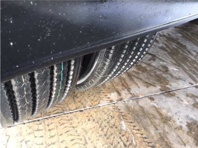 Un primer plano de un neumático de un coche negro.