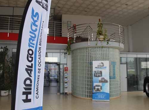 Un edificio con un cartel que dice Camiones Hidalgo.