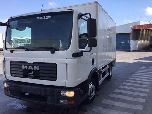 Un camión de un hombre blanco está estacionado en un estacionamiento.