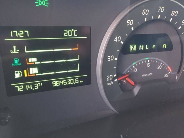 Un primer plano del tablero de instrumentos de un automóvil con una pantalla digital.