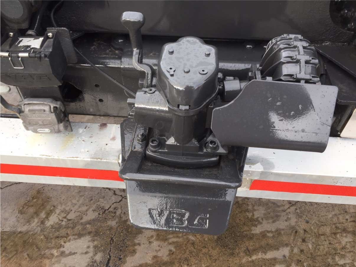 Un primer plano de un gancho de remolque en la parte trasera de un camión.