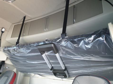 Una maleta cuelga del techo de un camión.