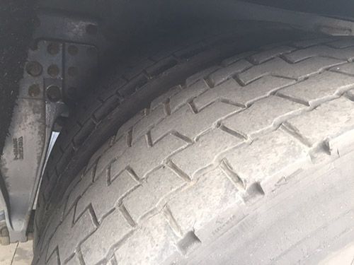 Un primer plano de un neumático de un camión.