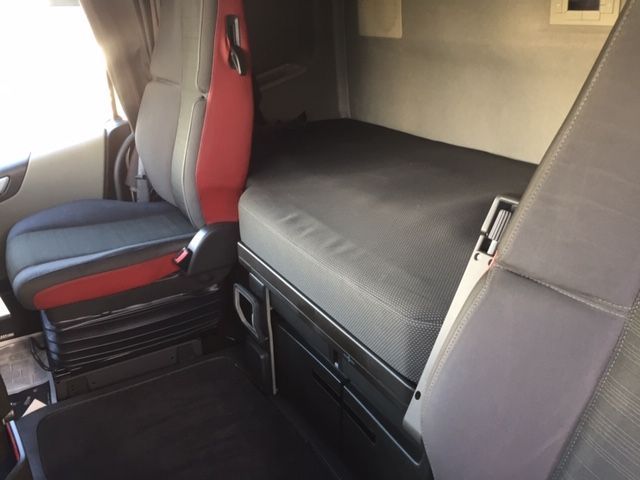 Hay una cama en la parte trasera de un camión.