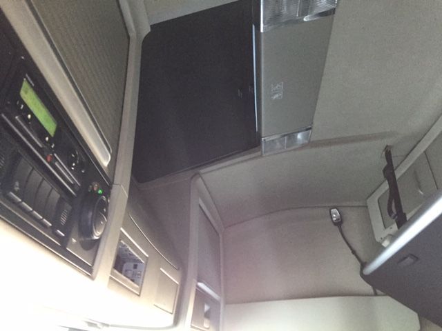 El interior de un camión con un techo muy alto.