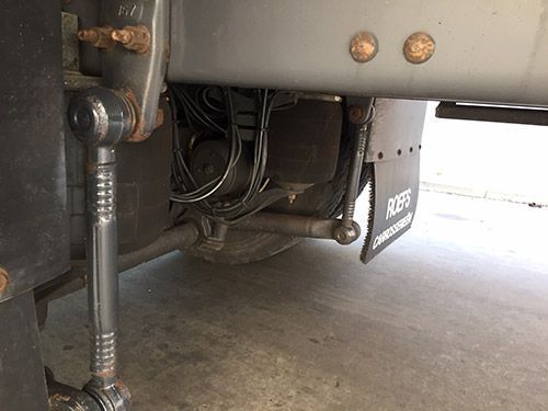 Un primer plano de la parte inferior de un camión.