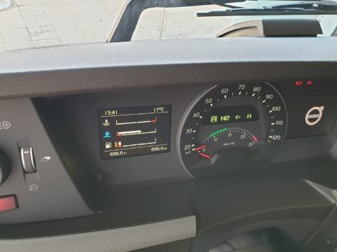 Un primer plano del tablero de instrumentos de un camión Volvo.