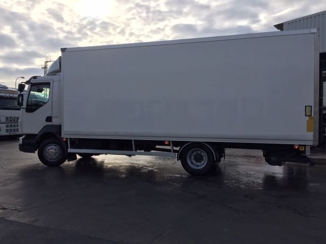 Un camión blanco está estacionado en un estacionamiento.