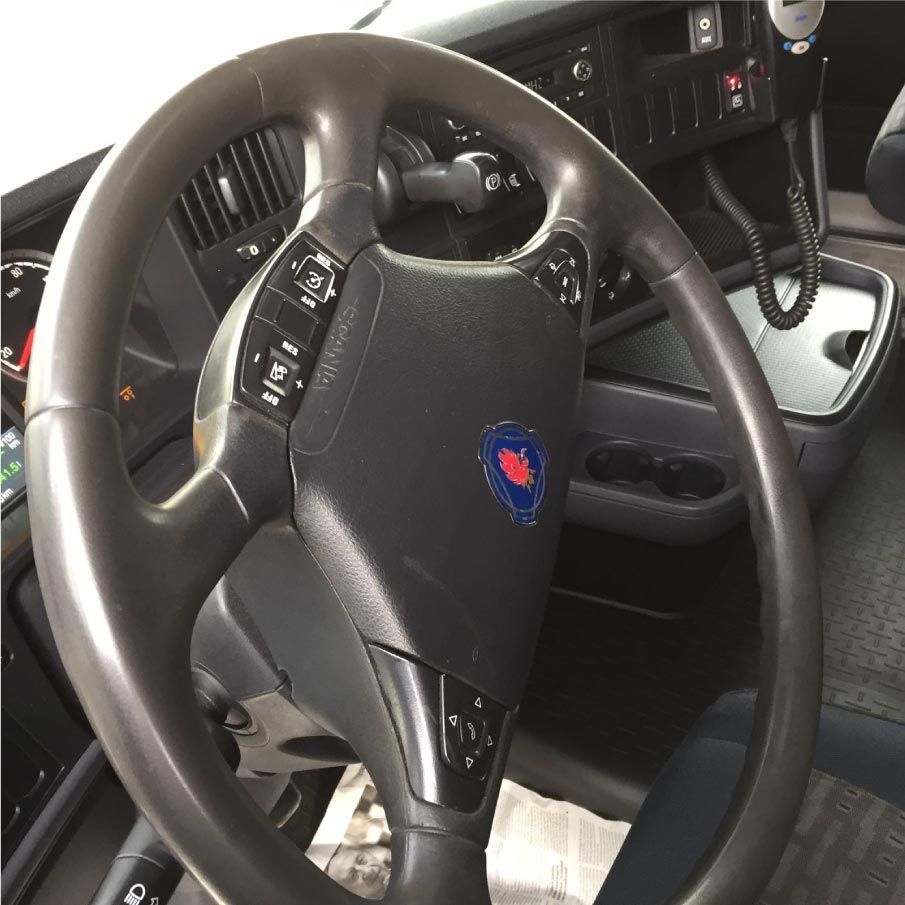 Un primer plano de un volante en un coche.