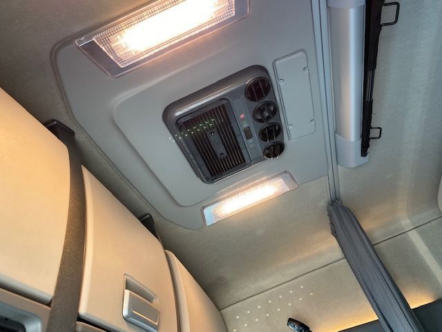 Un acondicionador de aire montado en el techo de un camión.