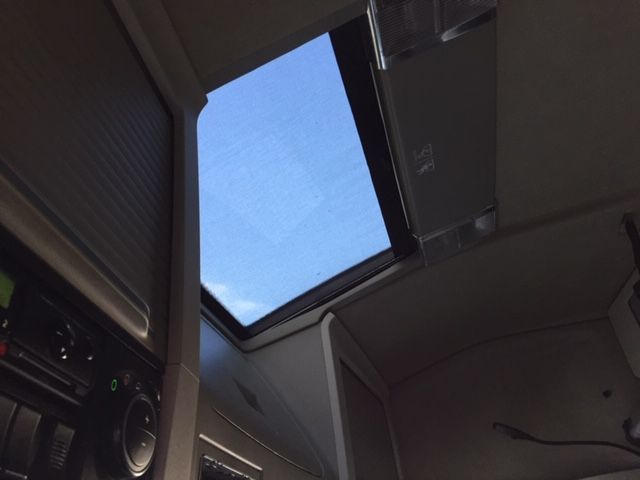 Un tragaluz con un cielo azul detrás.