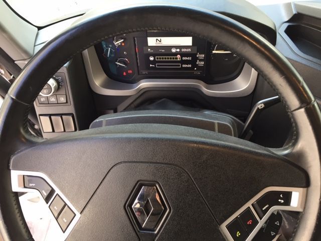 Un volante con el logotipo de Renault.