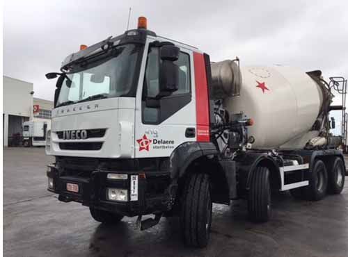Un camión hormigonera está estacionado en un estacionamiento.