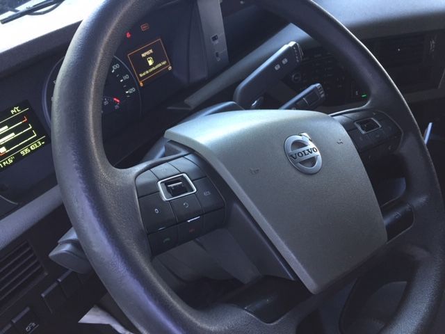 Un primer plano del volante de un Volvo.