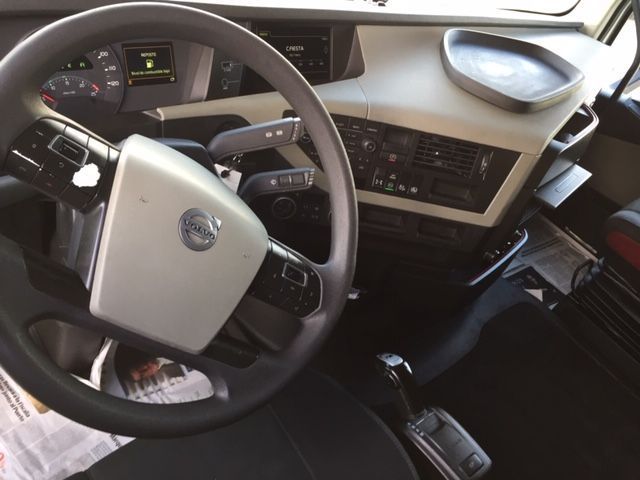 El interior de un camión Volvo con volante.