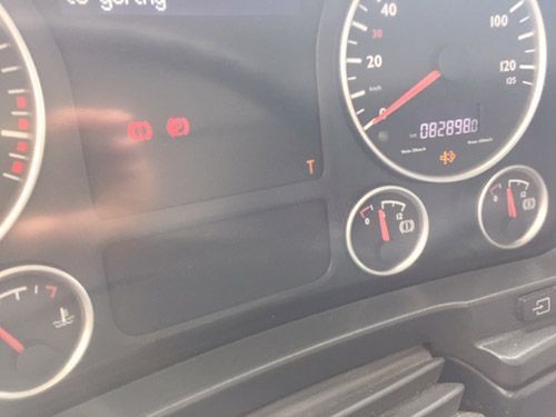 Un primer plano del tablero de un automóvil con un velocímetro que dice 08299980