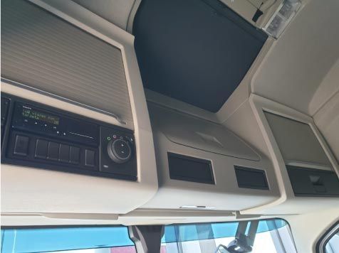 El techo de un camión tiene un monitor y una radio.